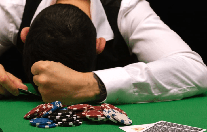 Joueur abattu à une table de casino  rappel du jeu responsable